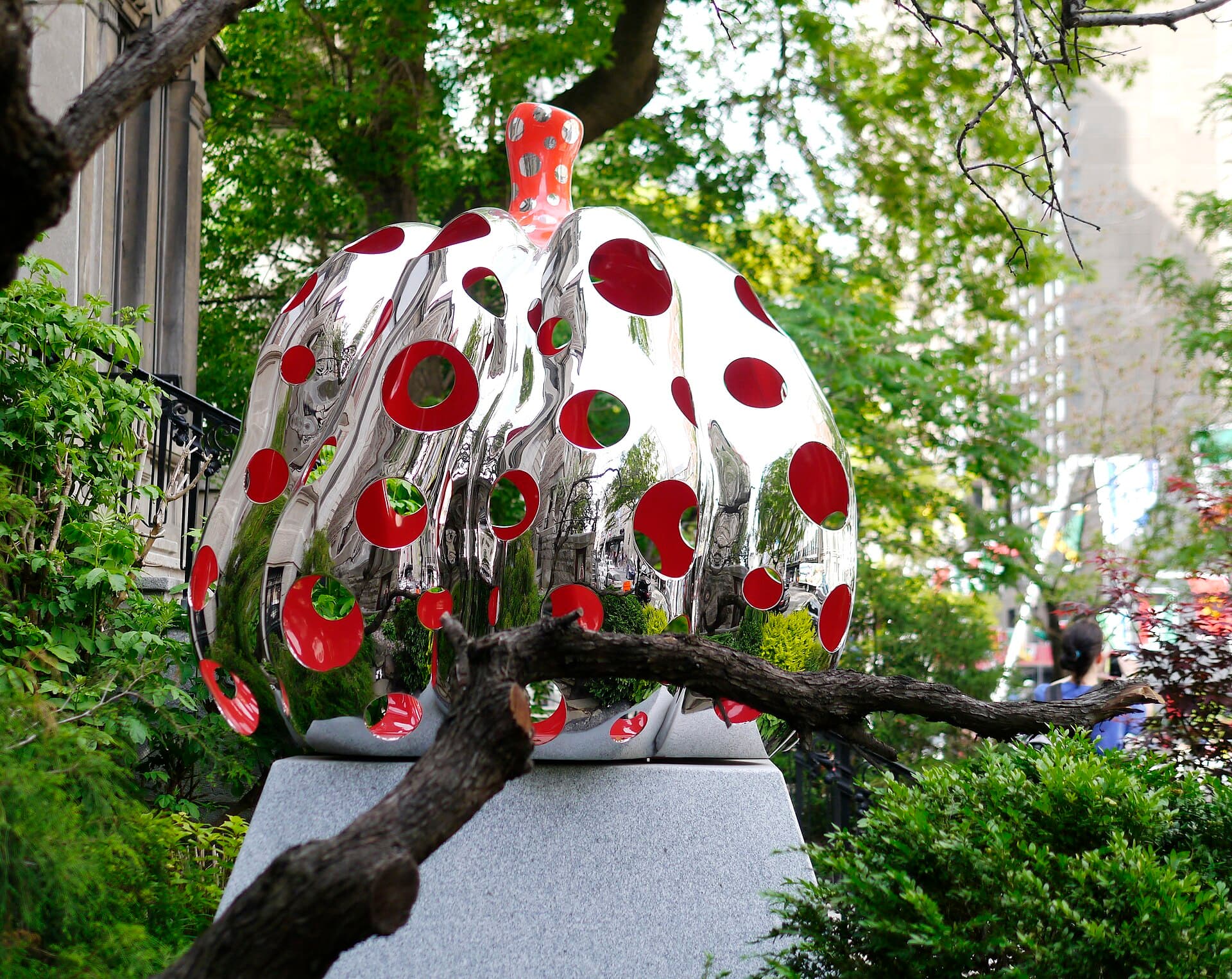 Into the Infinite: Yayoi Kusama's Mirror Rooms Take Over Tate Modern